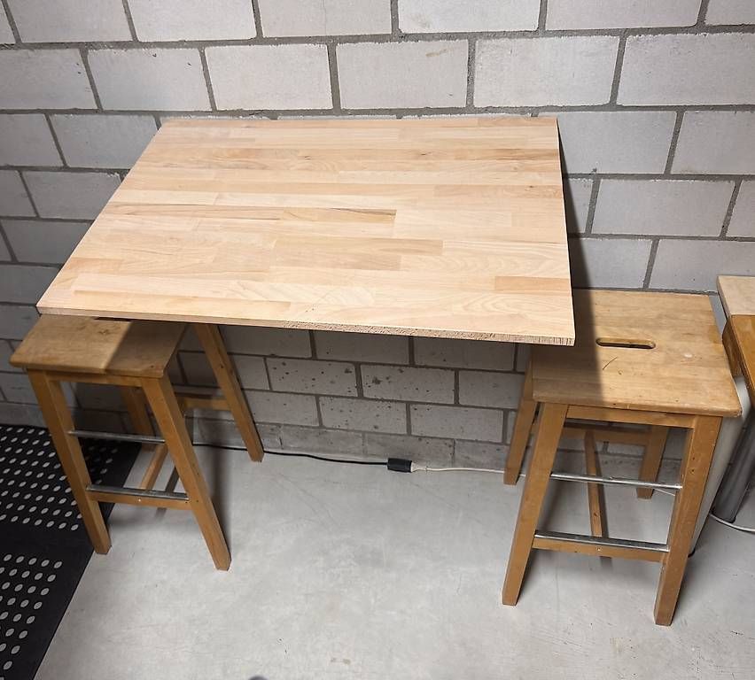 Set di tavolo e panche: Klapptisch und 2x Barstühle – Usato da Volketswil venduto da Airbus300 1