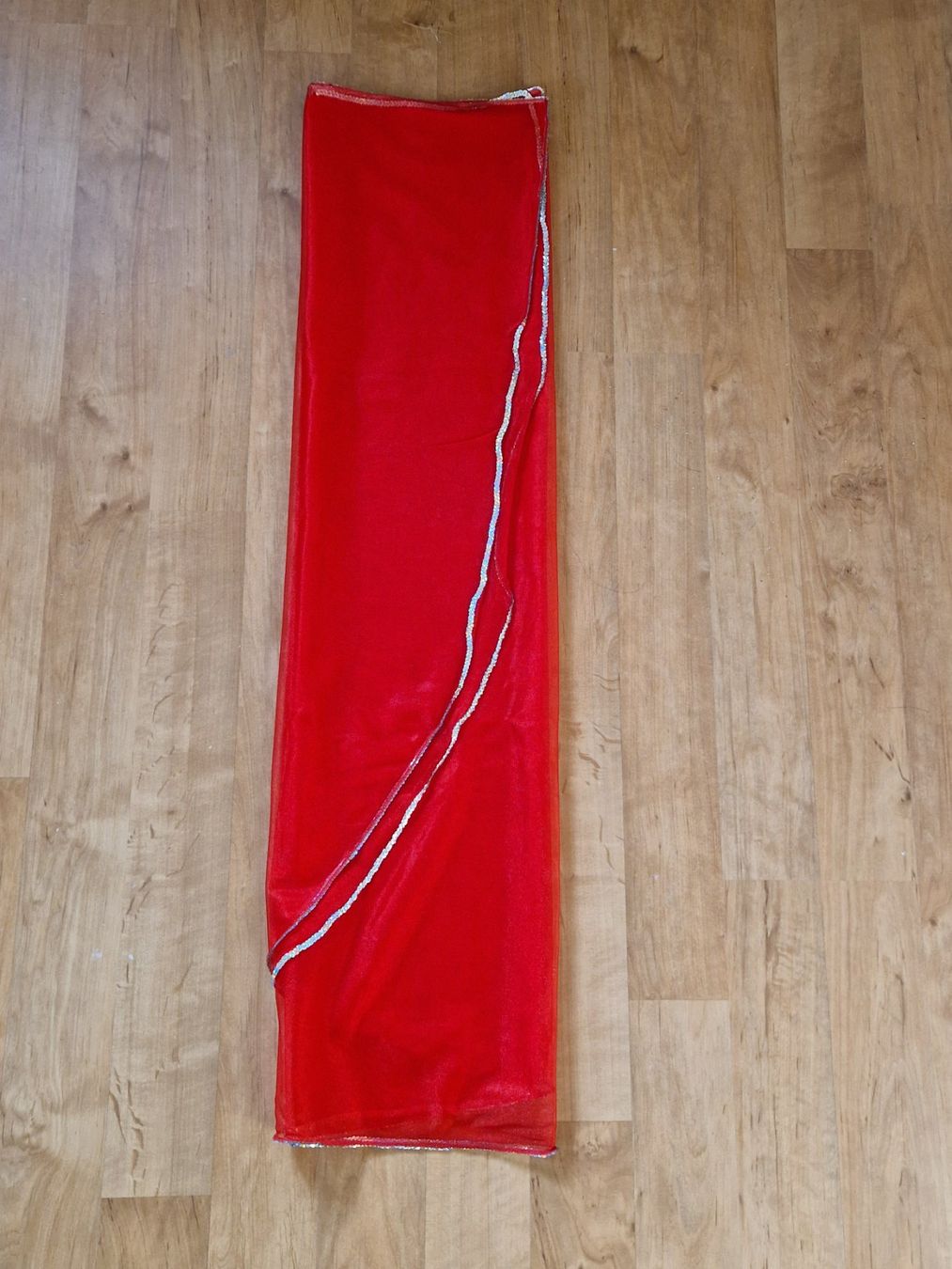 Costumi: Bauchtanzschleier rot mit Silberumrandung – Usato da Weggis venduto da Oswadan