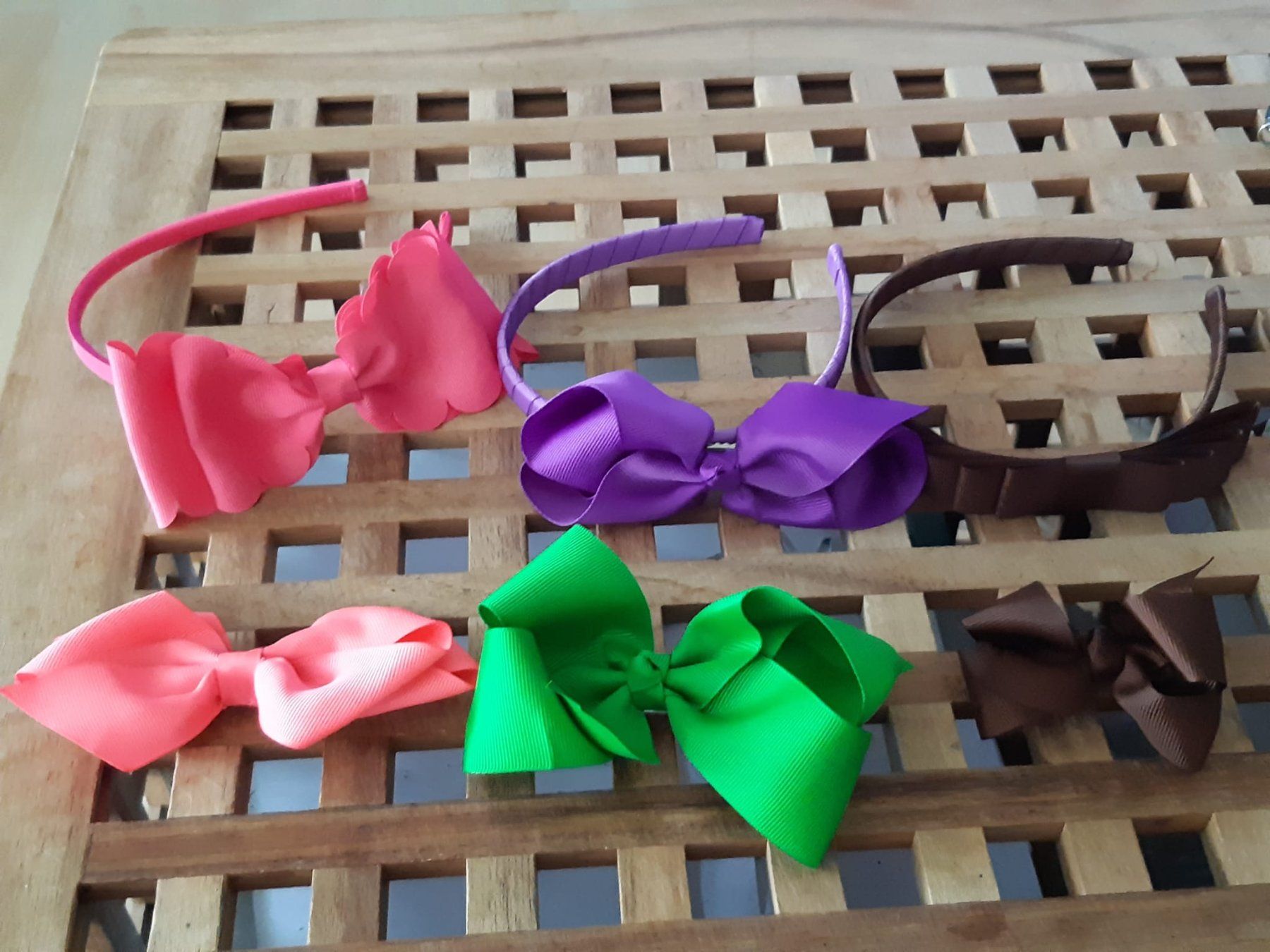 Accessori per capelli: MÄDCHEN 3 STIRNBÄNDER+3 SCHLEIFE, NEUWERT 6STK – Usato da Sachseln venduto da volvoc70