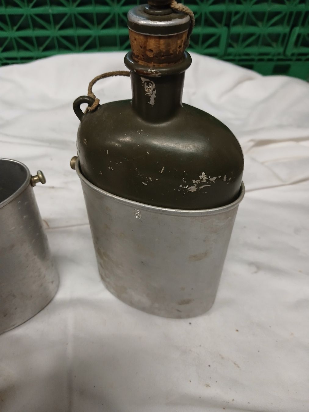 Schweizer Armee Ausrüstung & Ersatzteile: Armeeflasche Armee-Feldflasche mit Bechern gebraucht – Gebraucht aus Belp von Guadalupe84 1