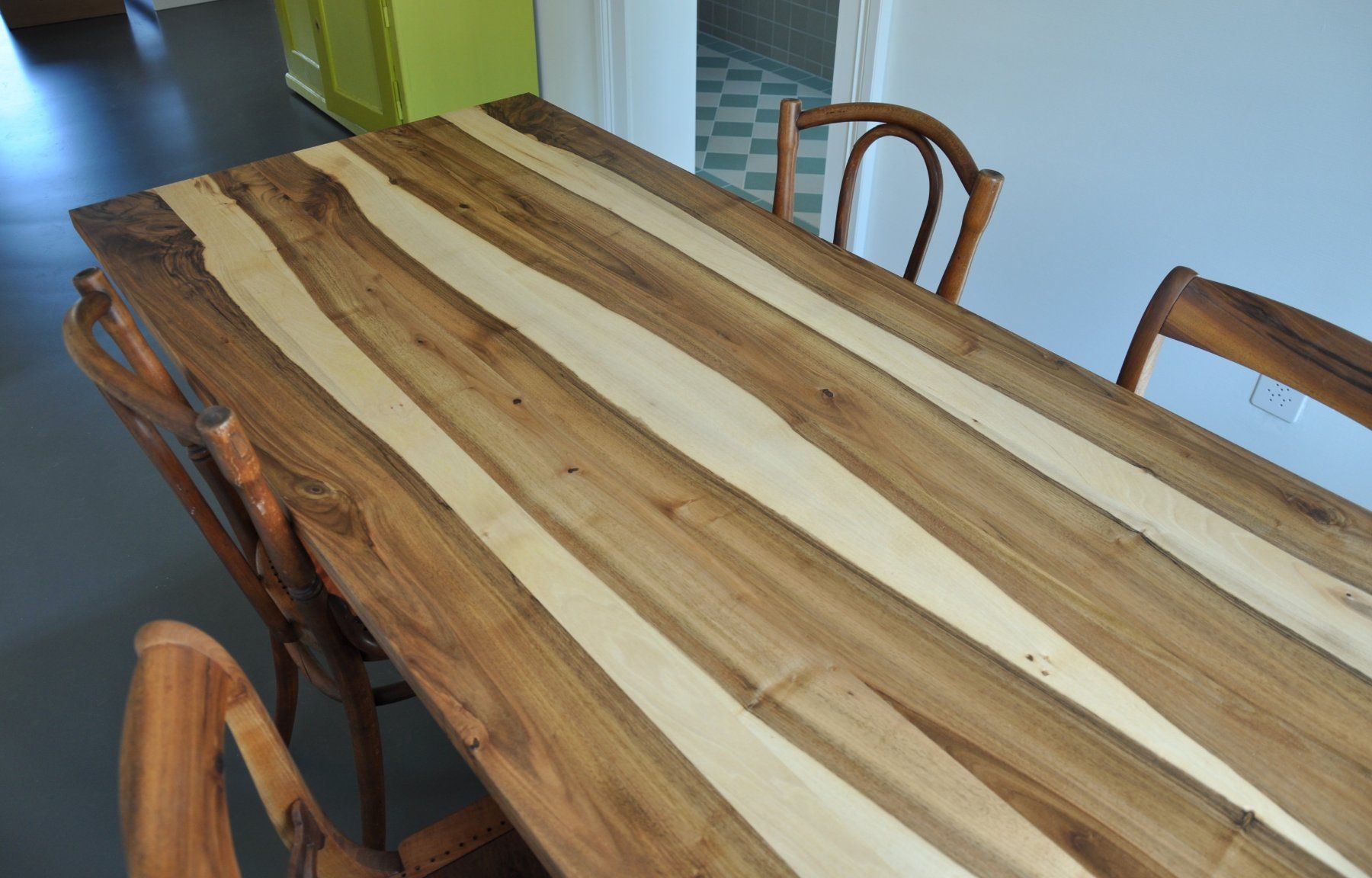 Tables: Nussbaumtisch aus Massivholz – D'occasion à Bern par borcky 1