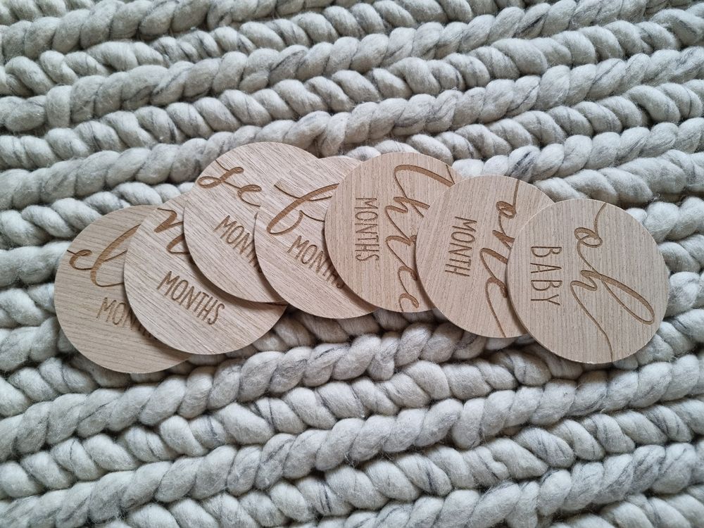 Produktbild von Blume Baby Meilensteinkarten Monate, 0-12 Monate Holz Baby Monatliche Holzkarten Baby Ankündigungsschild Für Neugeborene Foto Requisiten Aufzeichnung Des Babywachstums (Blau