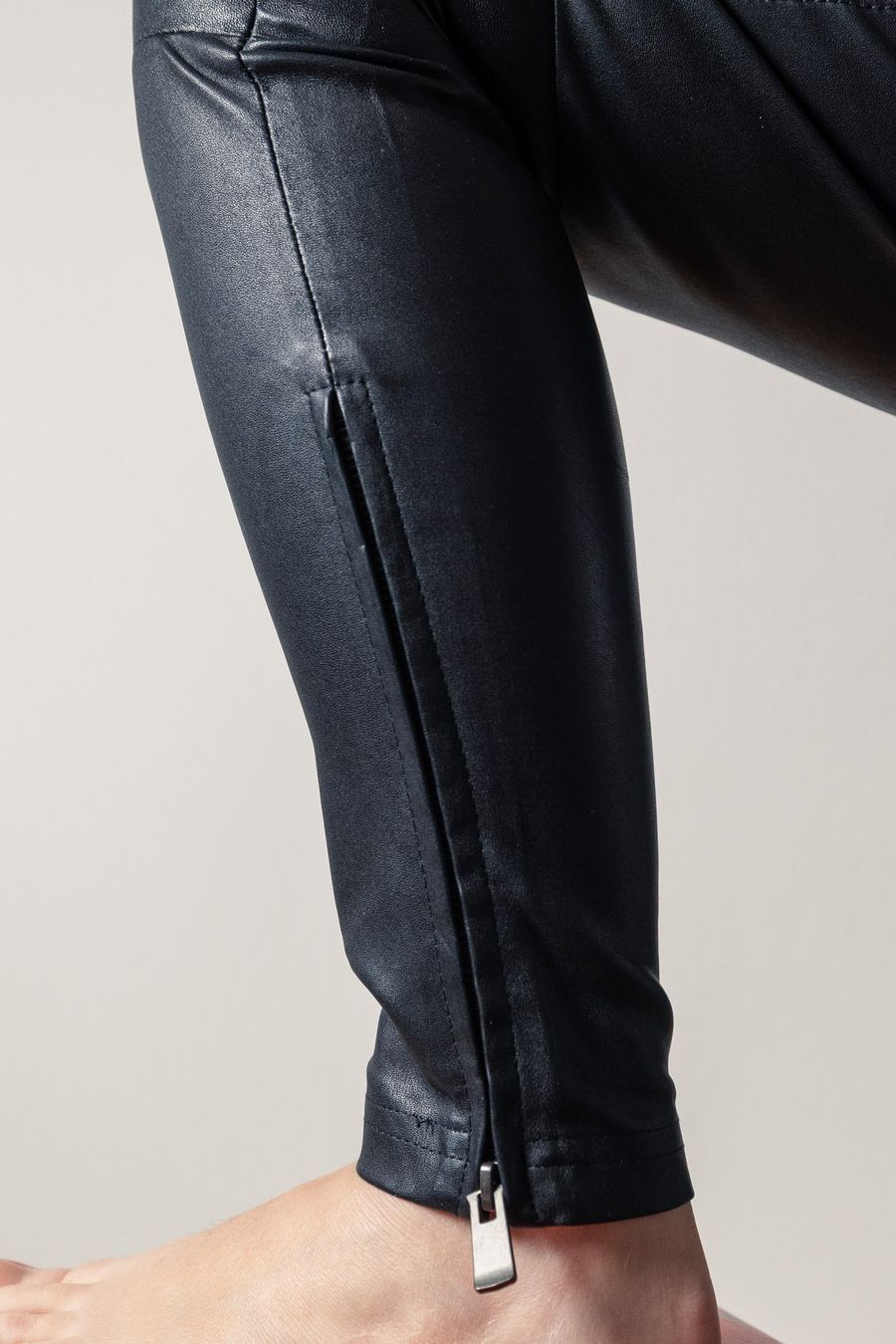 Kookai Pantaloni: Pantalons en cuir KOOKAI – Usato da Biel/Bienne venduto da Noisynoina 2