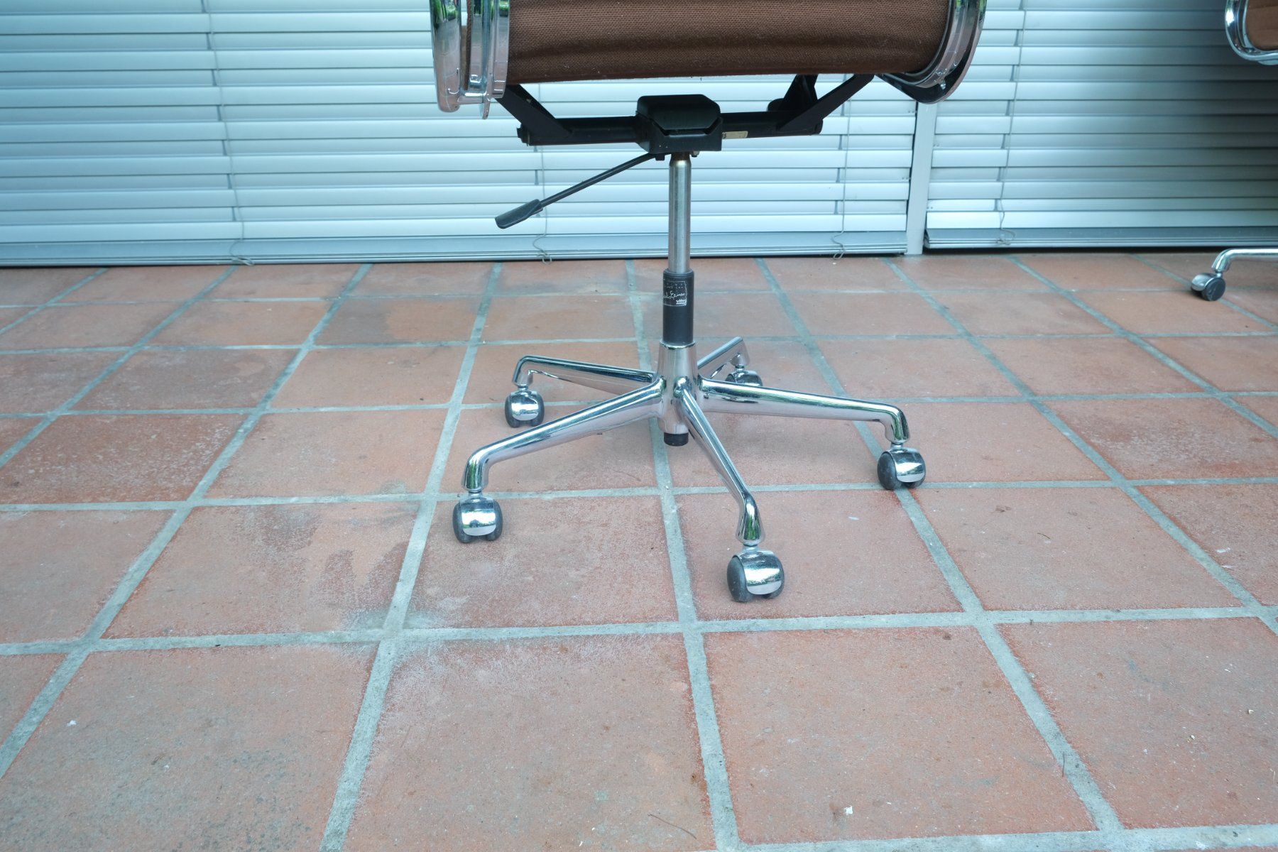 Eames Poltrone: Vitra Eames Aluminium Office Chair EA 117 – Usato da Bern venduto da secondchoice 5