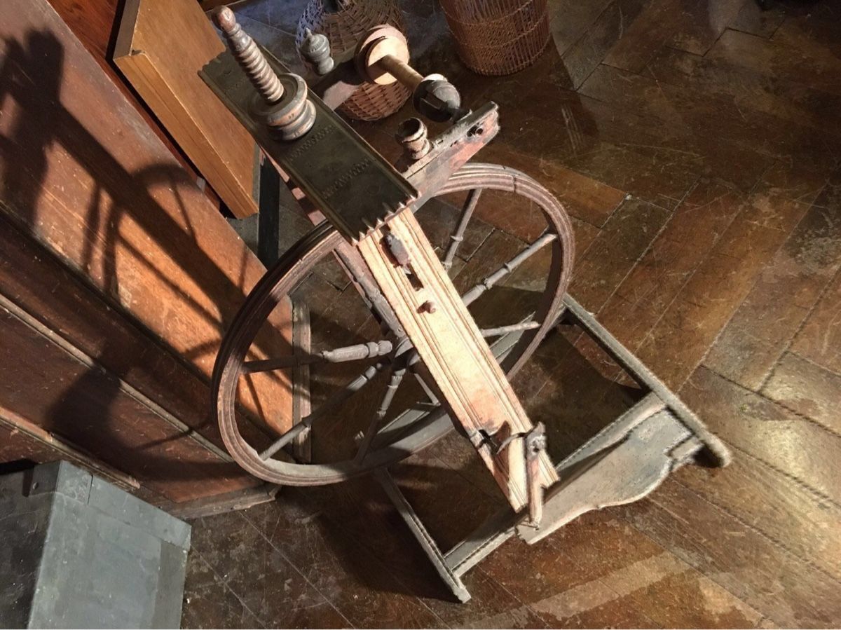 Ruote per filare: Antikes Spinnrad – Usato da Erlenbach im Simmental venduto da Sale-In-Crown 4