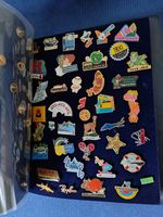 Pin Sammlung mit über 100 verschiedenen Ansteckpins