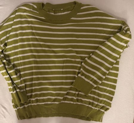 Grüner gestreifter Pulli