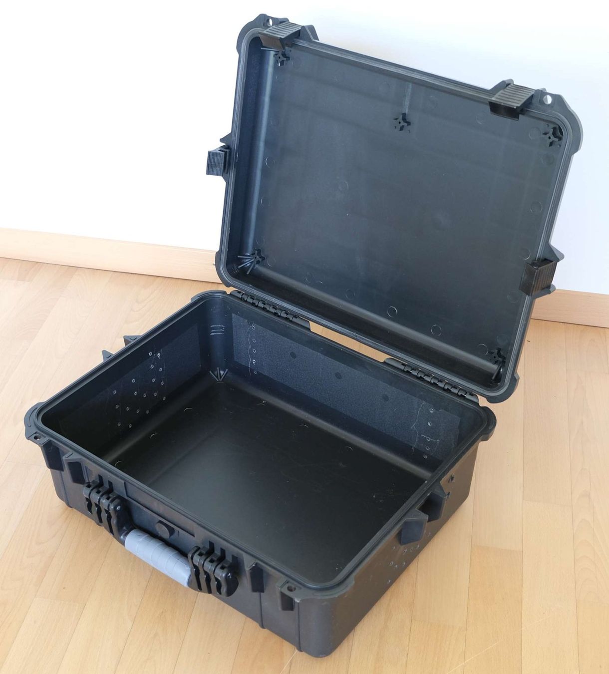 Valigie: Robuster Outdoor-Koffer aus Kunststoff – Usato da Stäfa venduto da cka_5r5z 7