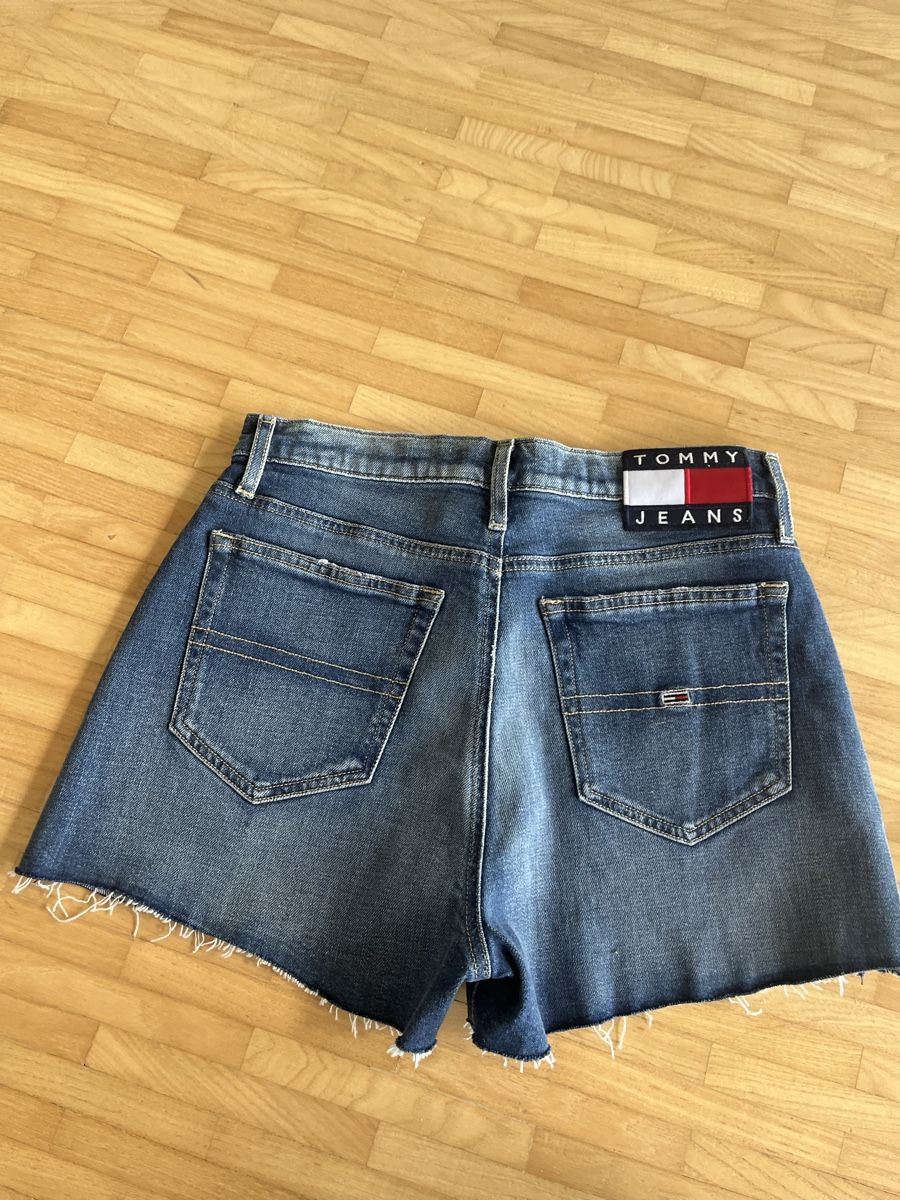 Tommy Hilfiger Jeans: Jeans Shorts neu – Nuovo (secondo la descrizione) da St. Gallen venduto da elli18 2