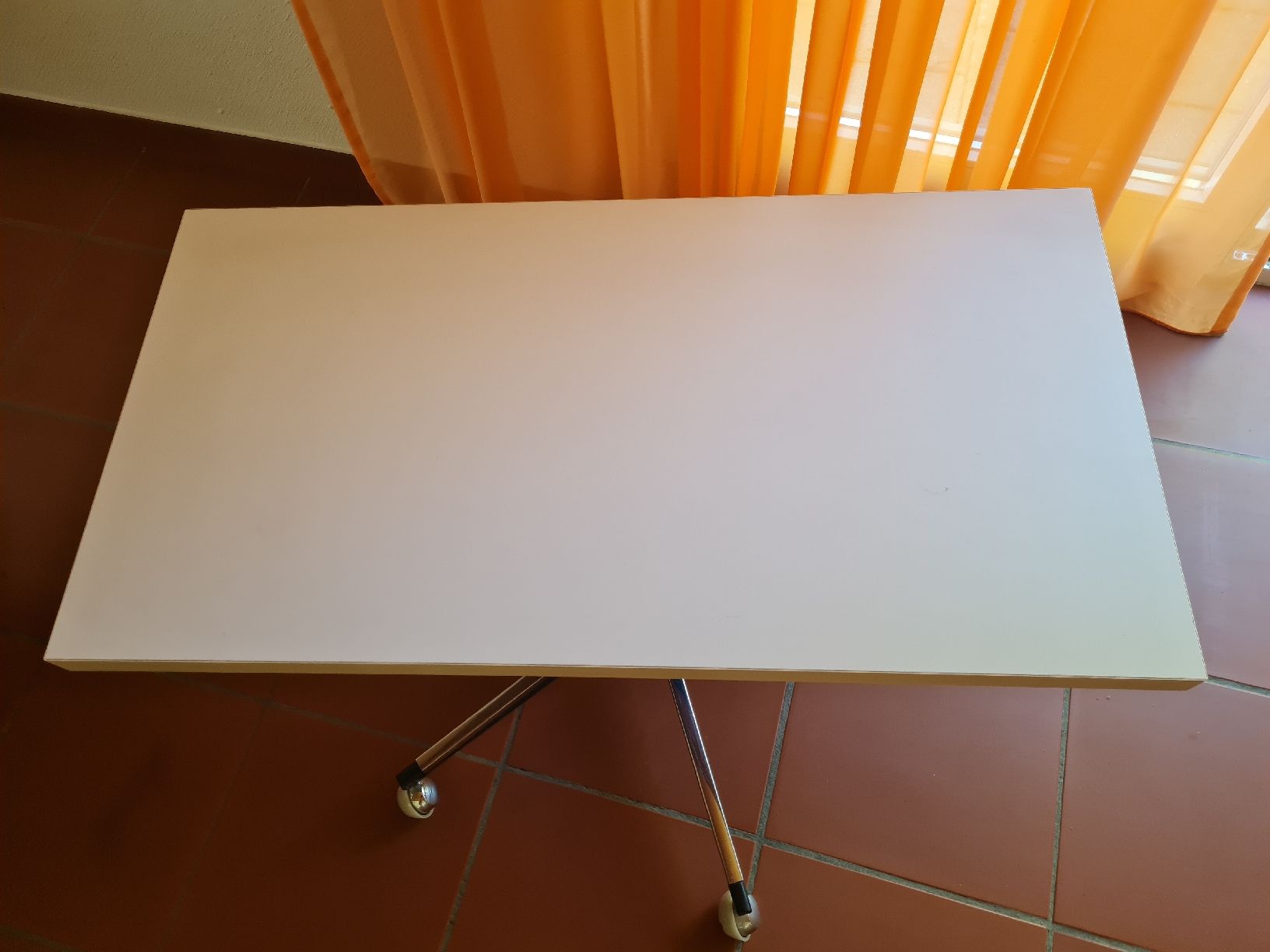 Tische: Beistelltisch weiss mit Räder – Gebraucht aus Kleinandelfingen von reg_yg6p 1