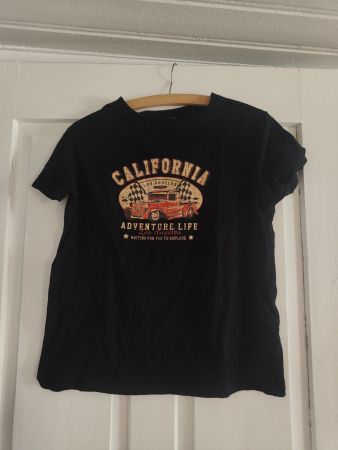 Schwarzes T-Shirt mit Print