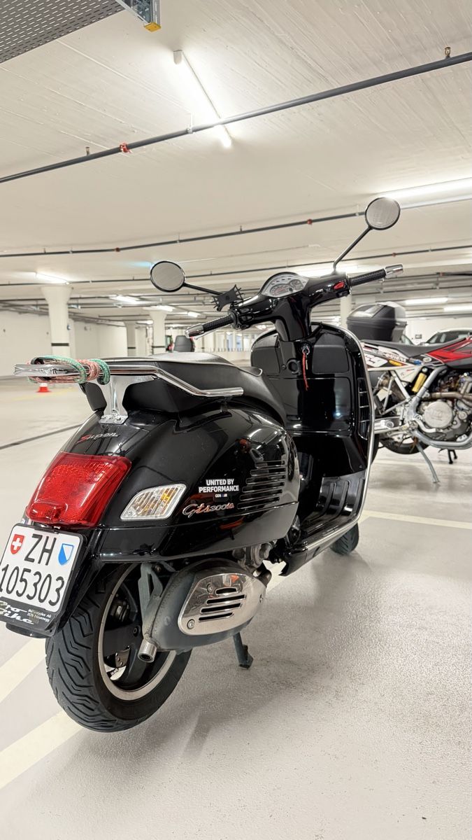 Vespa Scooter: Piaggio Vespa GTS Super 300 – Usato da Zürich venduto da erl_qtz8 1