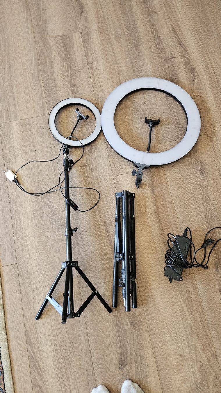 Lampade: Ringlicht mit Stativ und Netzteil 26cm und 18cm – Usato da Bülach venduto da winzelerdavid