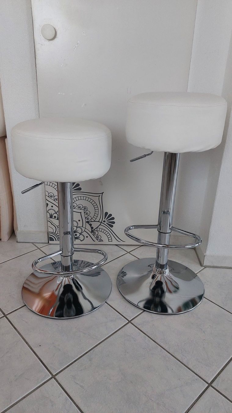 Tischset: Bartisch mit 2 Hocker – Gebraucht aus Adlikon von NoeliaMina