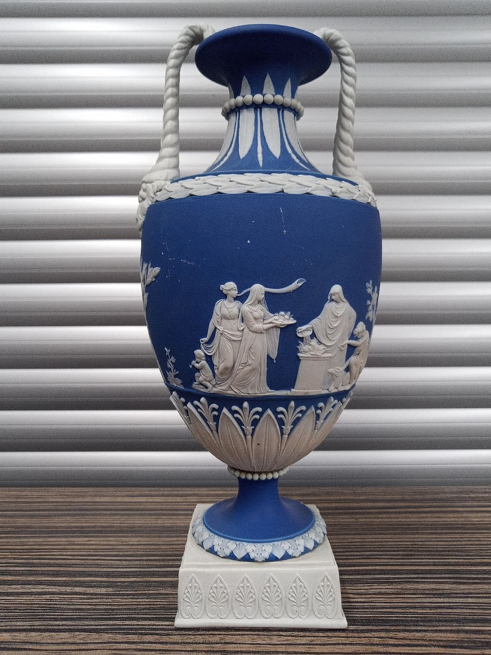 Wedgwood Vasi & Recipienti: WEDGWOOD Jasperware dark blue Amphore / Vase – Usato da Reiden venduto da Zofi-Brocki