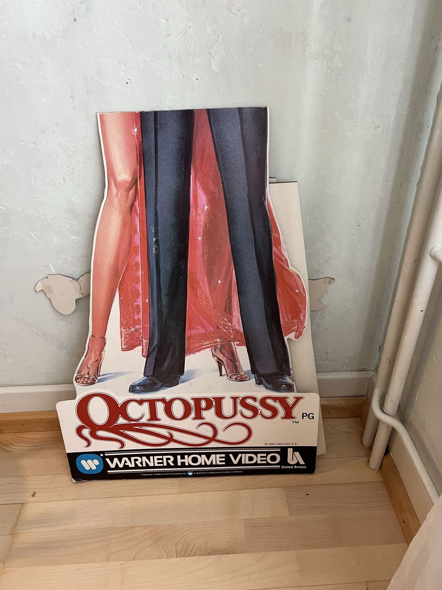 Poster & Bilder: James Bond Octopussy Werbeposter/Figur Karton – Gebraucht aus Allschwil von  8