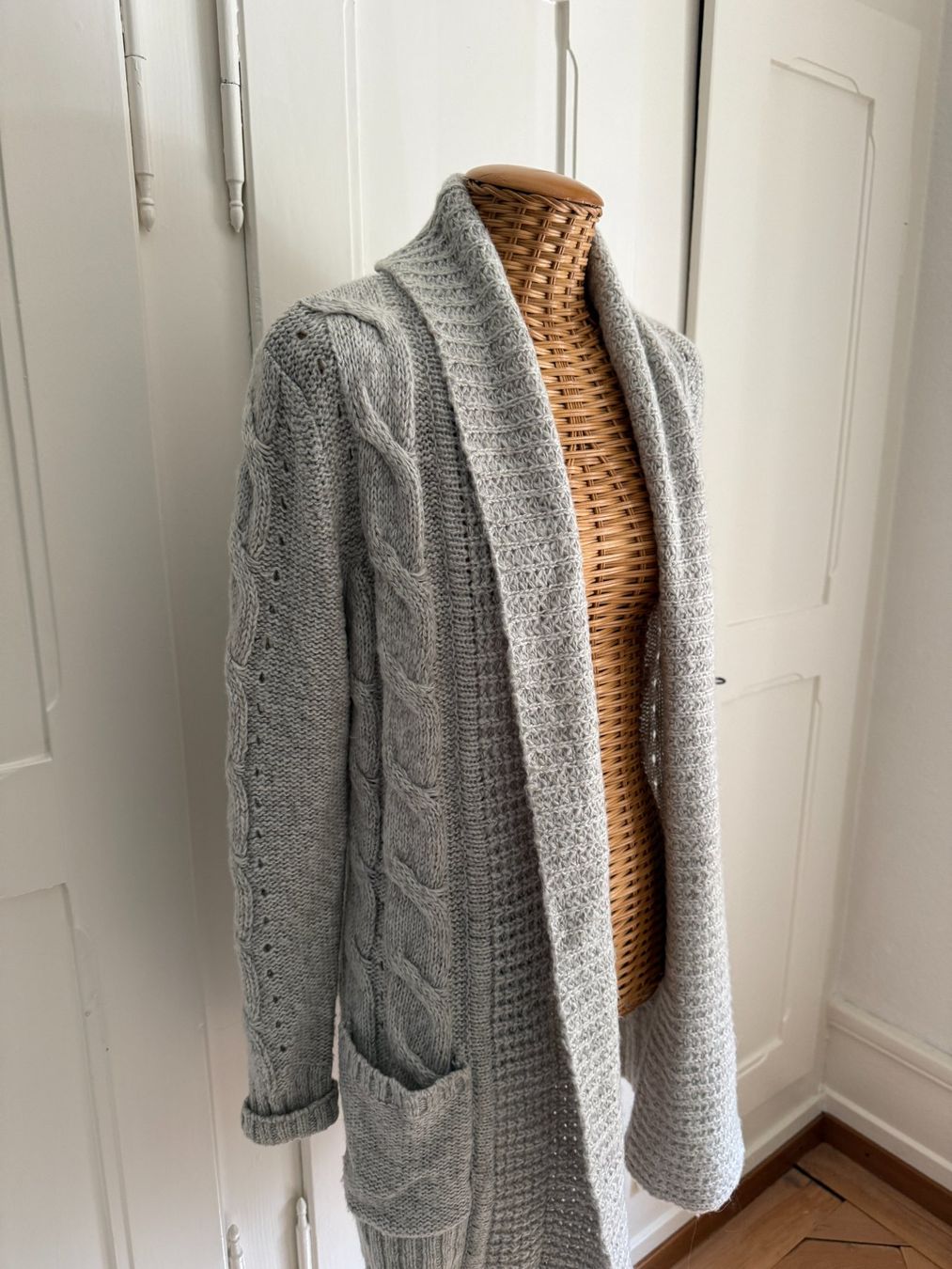 New Look Vestes: NEW LOOK - Strickjacke hellgrau S – D'occasion à Zürich par Diazaio 1