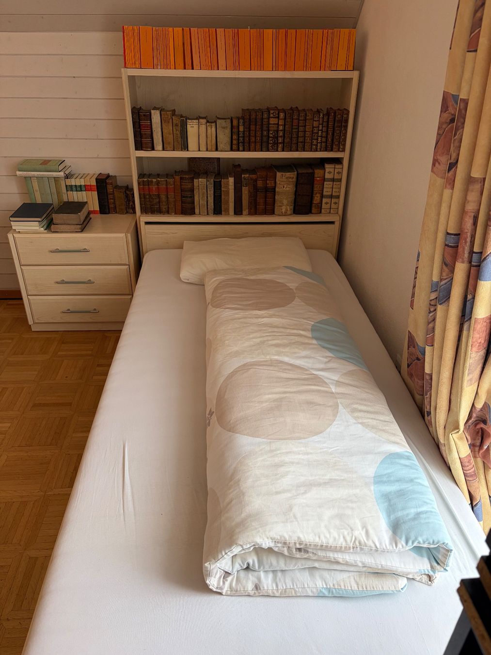 Lits: Bett  und Regal hell Holz gebraucht – D'occasion à Diepoldsau par hel_nmg6 1