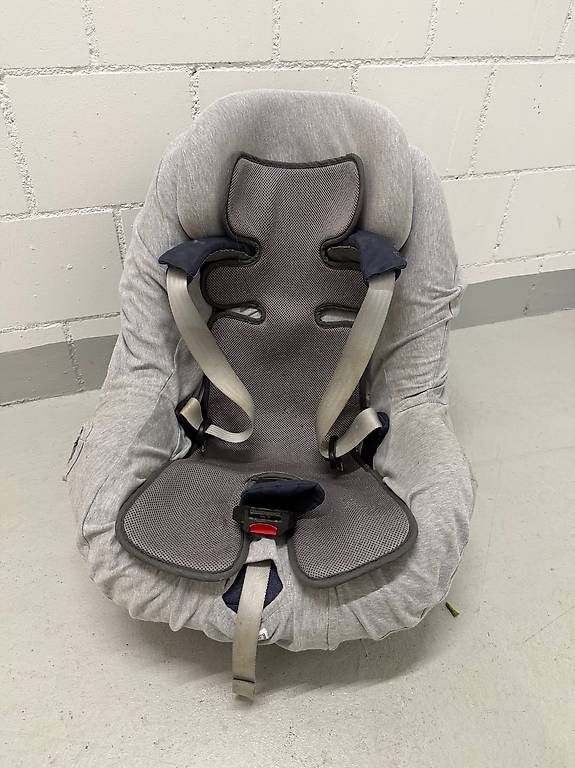 Maxi-Cosi Auto-Kindersitze: Maxi Cosi Kindersitz + Basis für das Auto – Gebraucht aus Lostorf von Tenet88