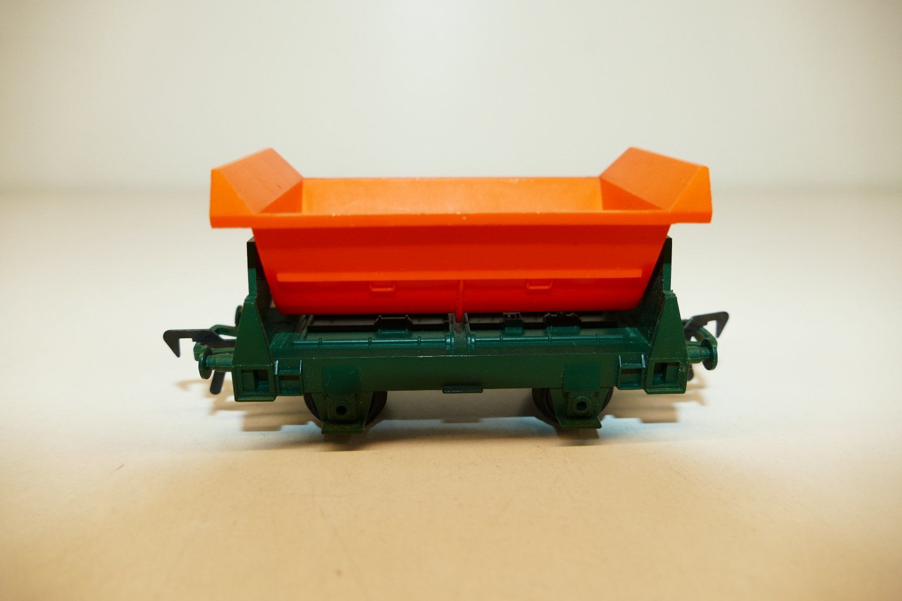 Fleischmann Modellini di ferrovie: Fleischmann H0: Lorenkippwagen – Nuovo (secondo la descrizione) da Niederhasli venduto da rail-duerst