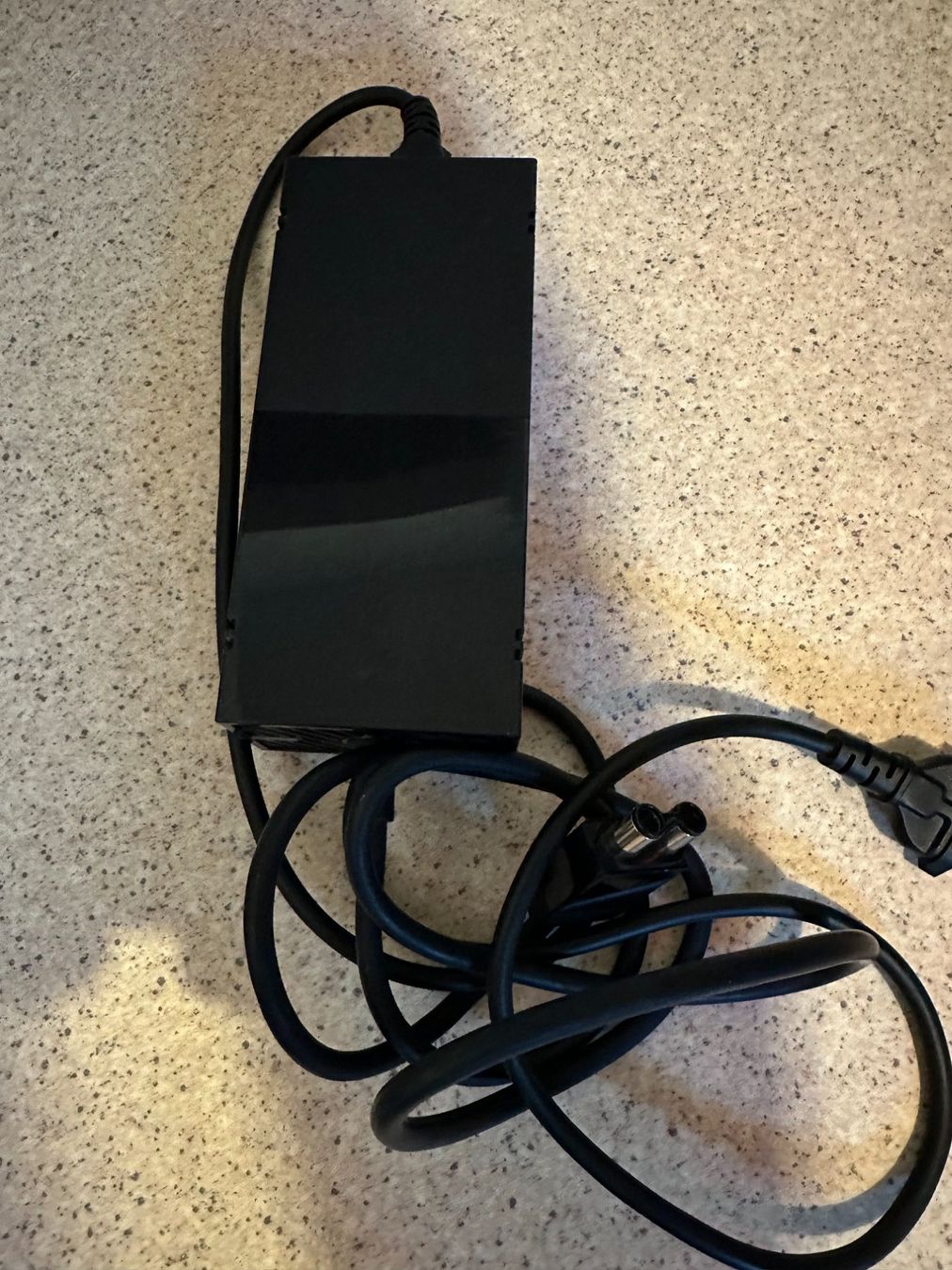 Microsoft Adapter & Kabel: ORGIENAL XBOX ONE NETZTEIL – Gebraucht aus Nidau von EXP40