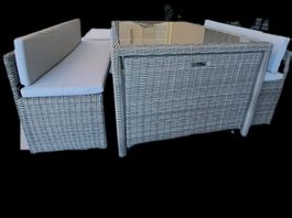 2 Rattan Tische mit 4 Sitzbänken und Kissen