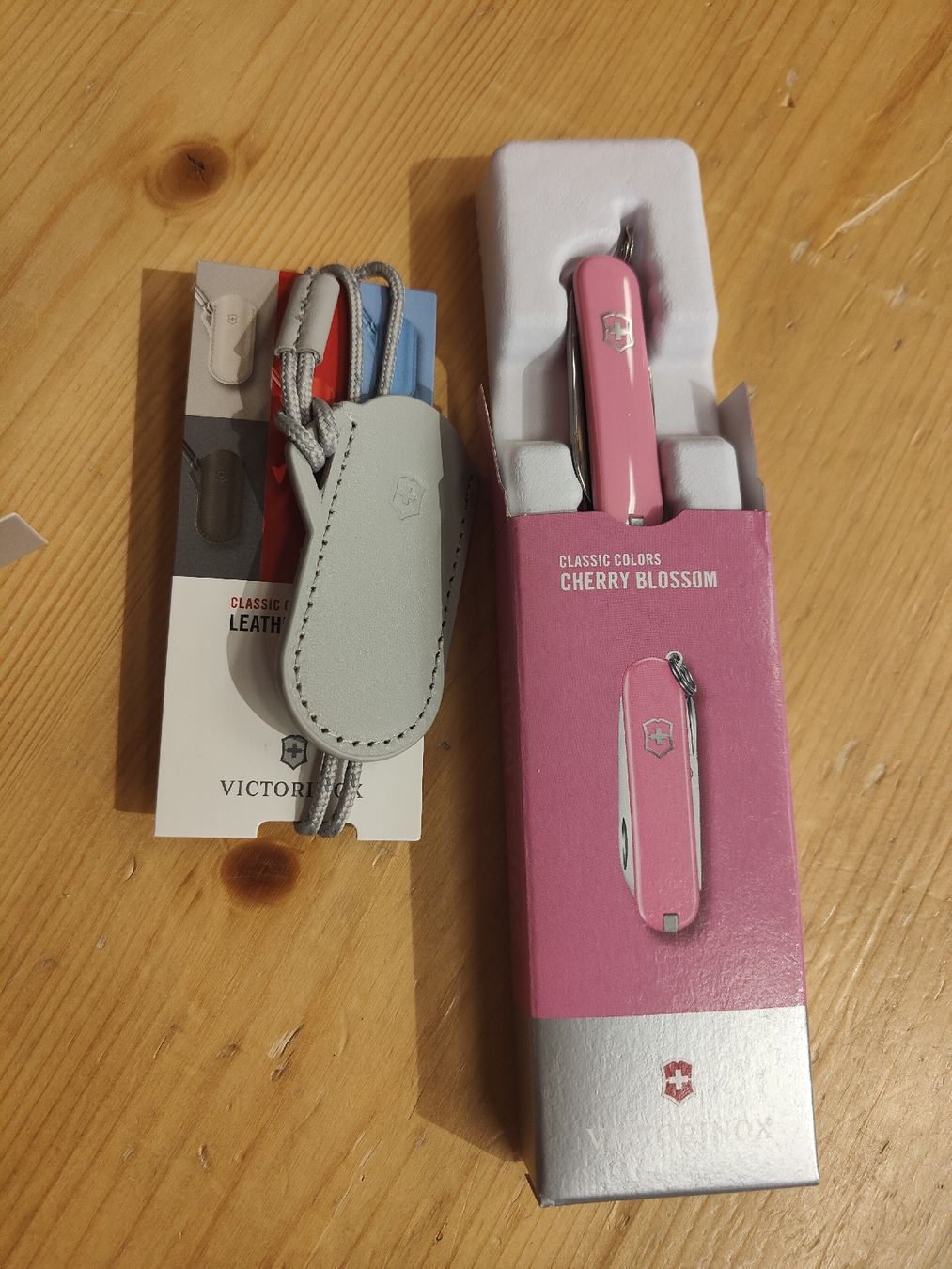 Victorinox Coltelli tascabile: Victorinox Classic mit Futteral – Nuovo e nell'imballaggio originale da Davos-Platz venduto da musikhauskollegger