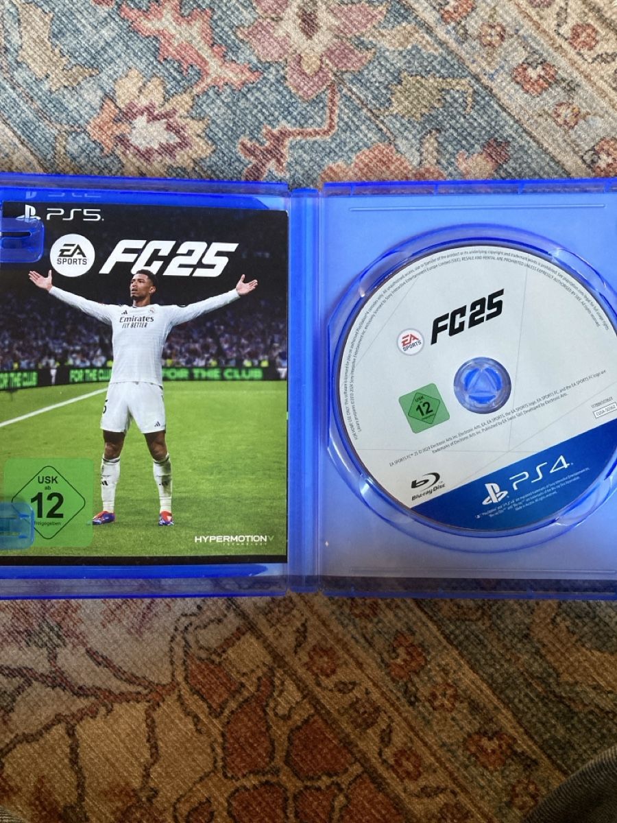 Sony Console: PS4 mit 3 Controller und 4 Spielen  – Usato da Zürich venduto da Benji_u_Co 3