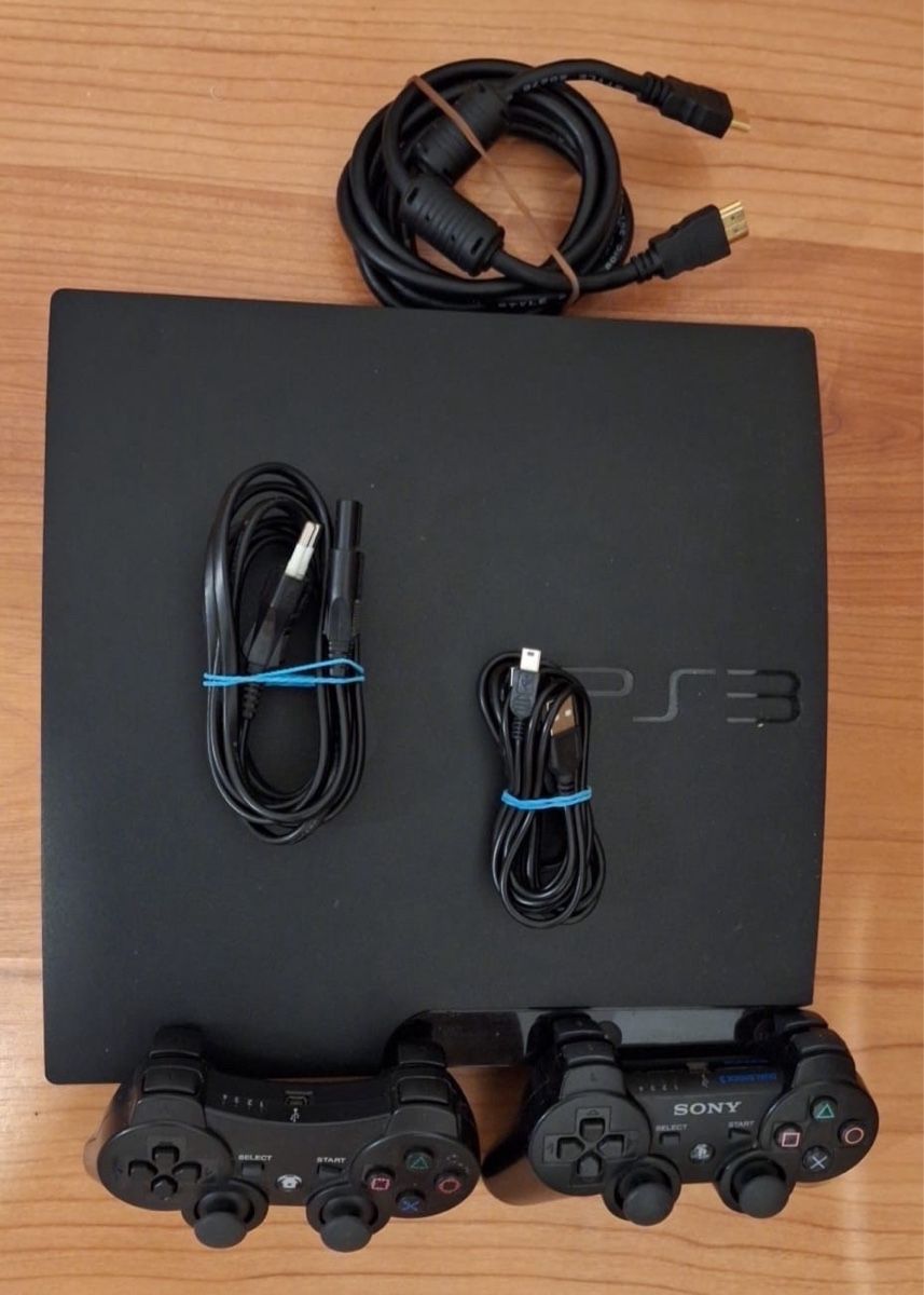 Sony Consoles: Console de jeu Sony PS3 avec 2 manettes et cables – D'occasion à Vich par yva_pgr7