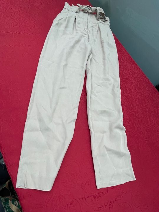 H&M Pantaloni: Mädchen Hose 34 beige H&M – Usato da Bergdietikon venduto da antovale