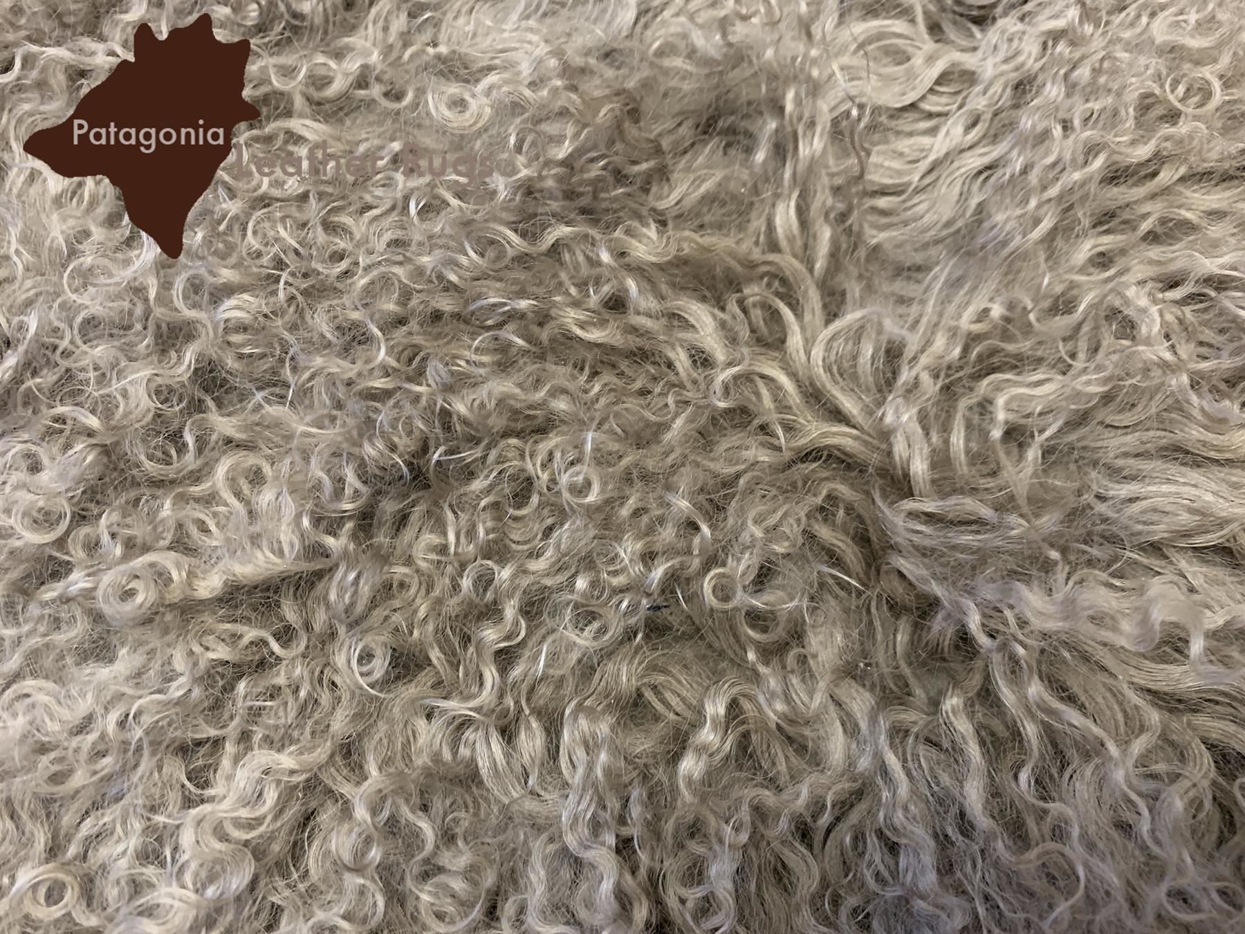 Teppiche: Tibetisches Schafell Haarlänge Locken – Neu und originalverpackt aus Arbedo von patagonialeatherrugs 4