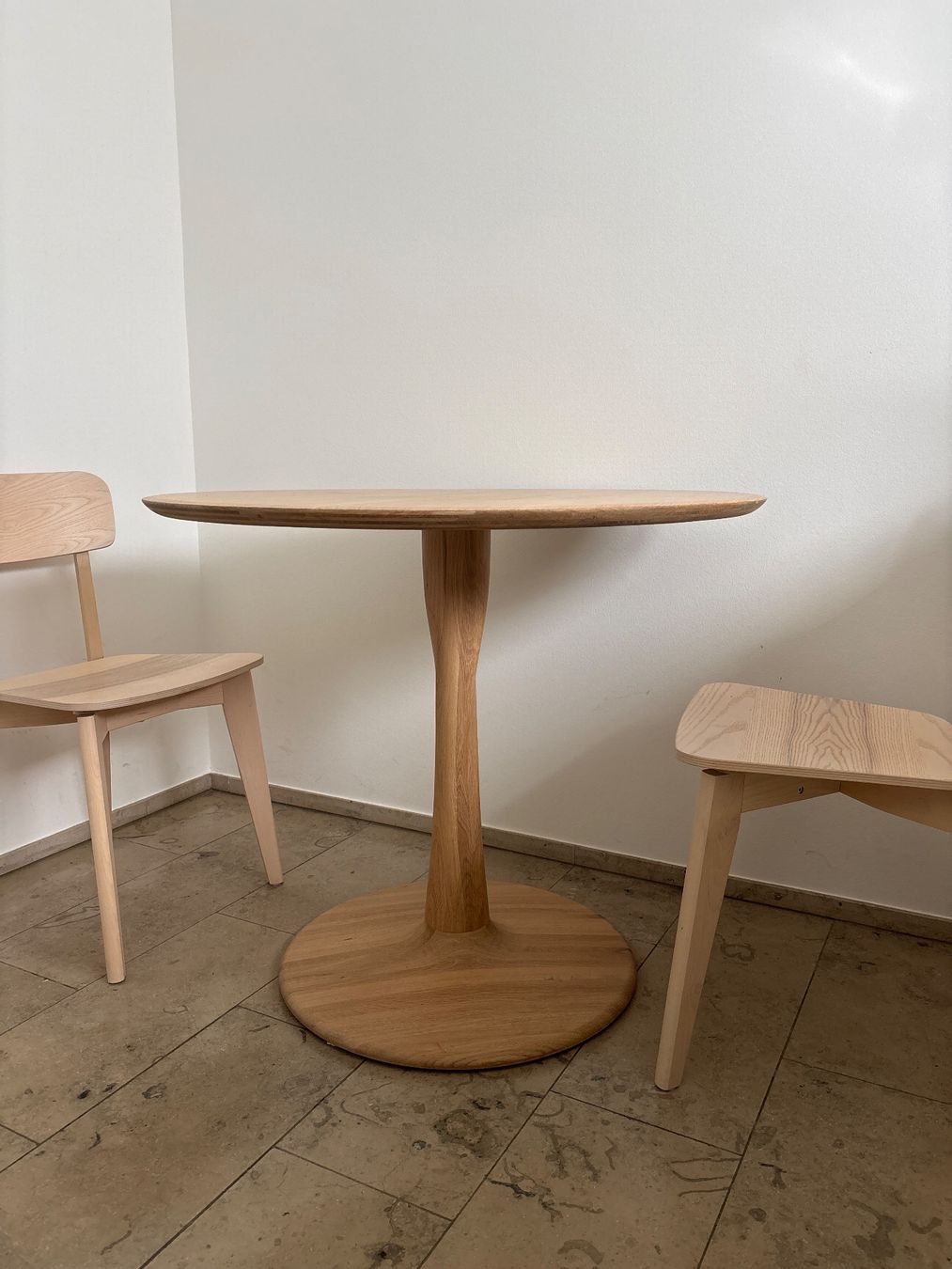 Set di tavolo e panche: Premium wooden table + 2 chairs – Usato da Zürich venduto da gia_qzh8 1