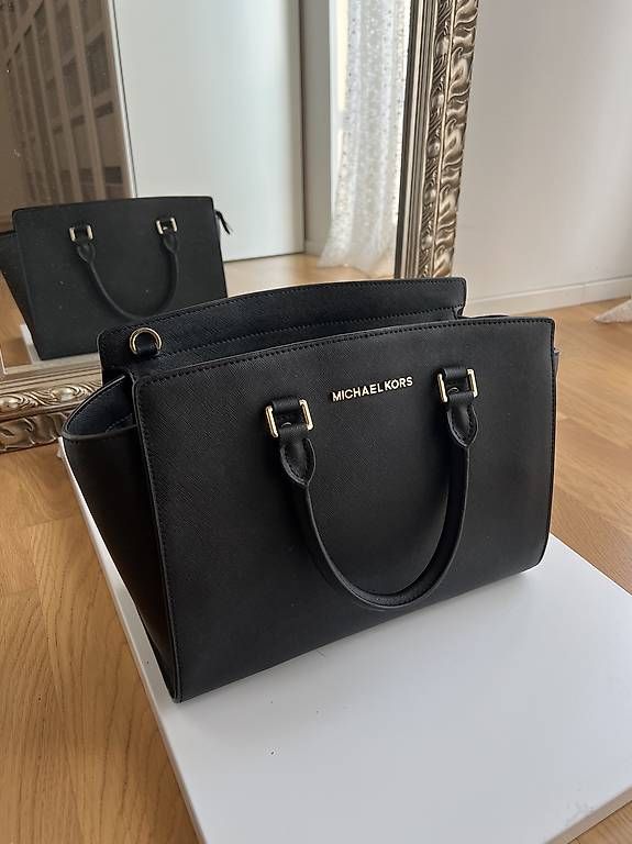 Michael Kors Altro in  Abbigliamento & Accessori: MICHAEL Michael Kors Selma Large  Black Saffiano Leather – Usato da Mendrisio venduto da I.K.