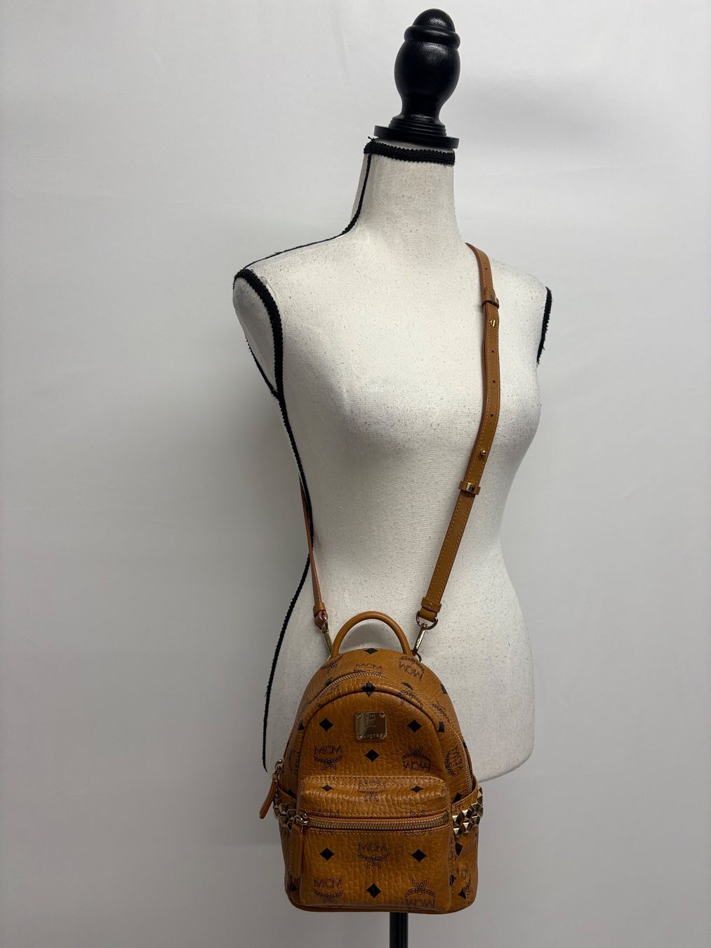 Mcm Borse da donna: MCM X-Mini Stark Bebe Boo Side Studs Rucksack in Cognac – Nuovo (secondo la descrizione) da Regensdorf venduto da secondchancefashion 1