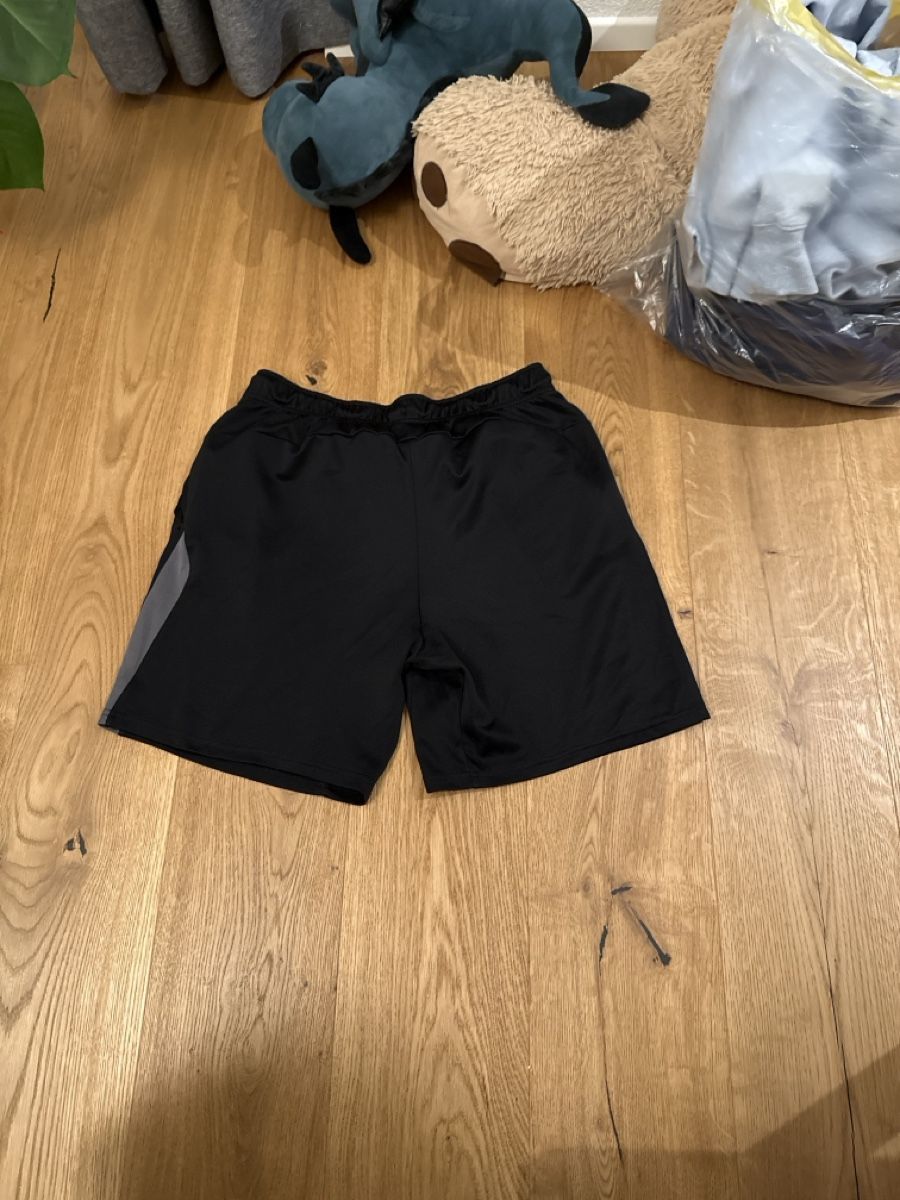 Nike Hosen: Nike Trainingsshorts mit normalen Gebrauchsspuren – Gebraucht aus Rapperswil BE von yar_l85r 1