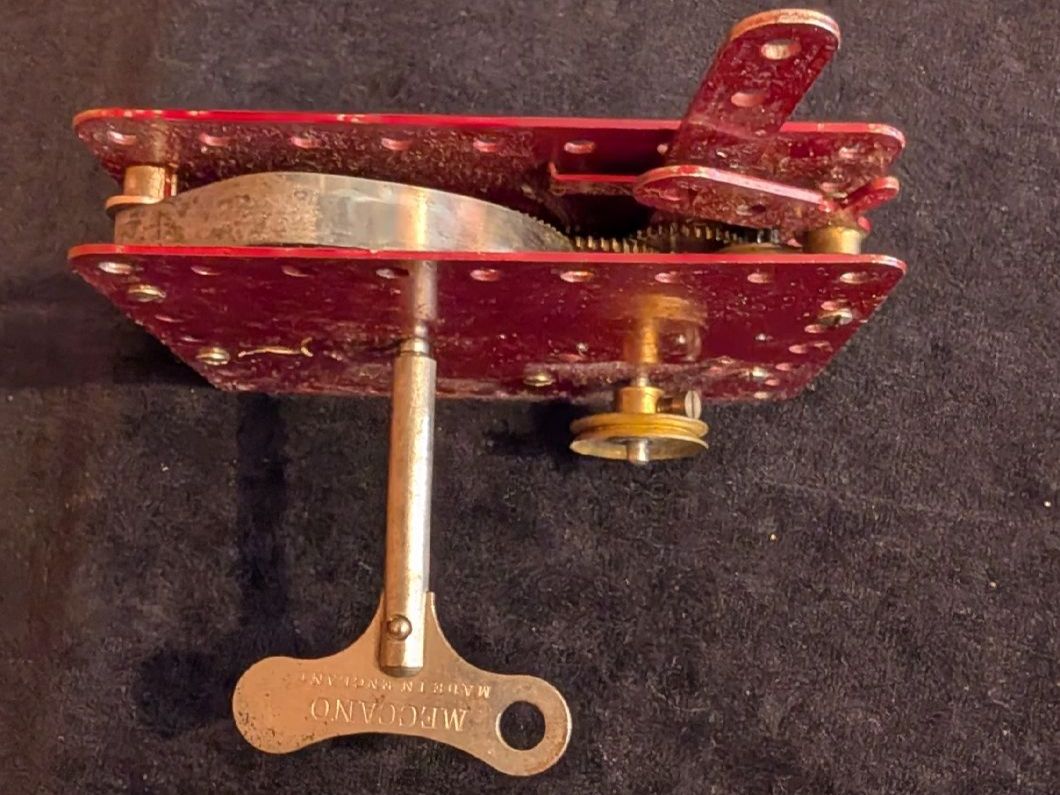 Meccano Giocattoli: Meccano Federmotor mit Originaldeckel – Usato da Mönchaltorf venduto da Blechfreund 1