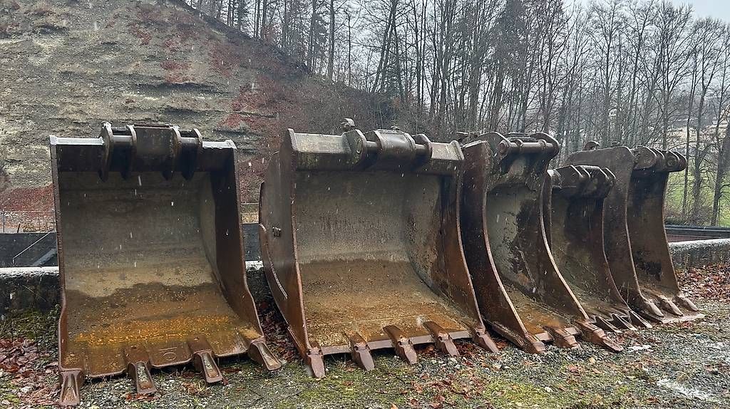 Volvo Escavatori: Volvo Bagger-Löffel S1 HSW + 2 Anbauplatten – Usato da Menziken venduto da Tairi10