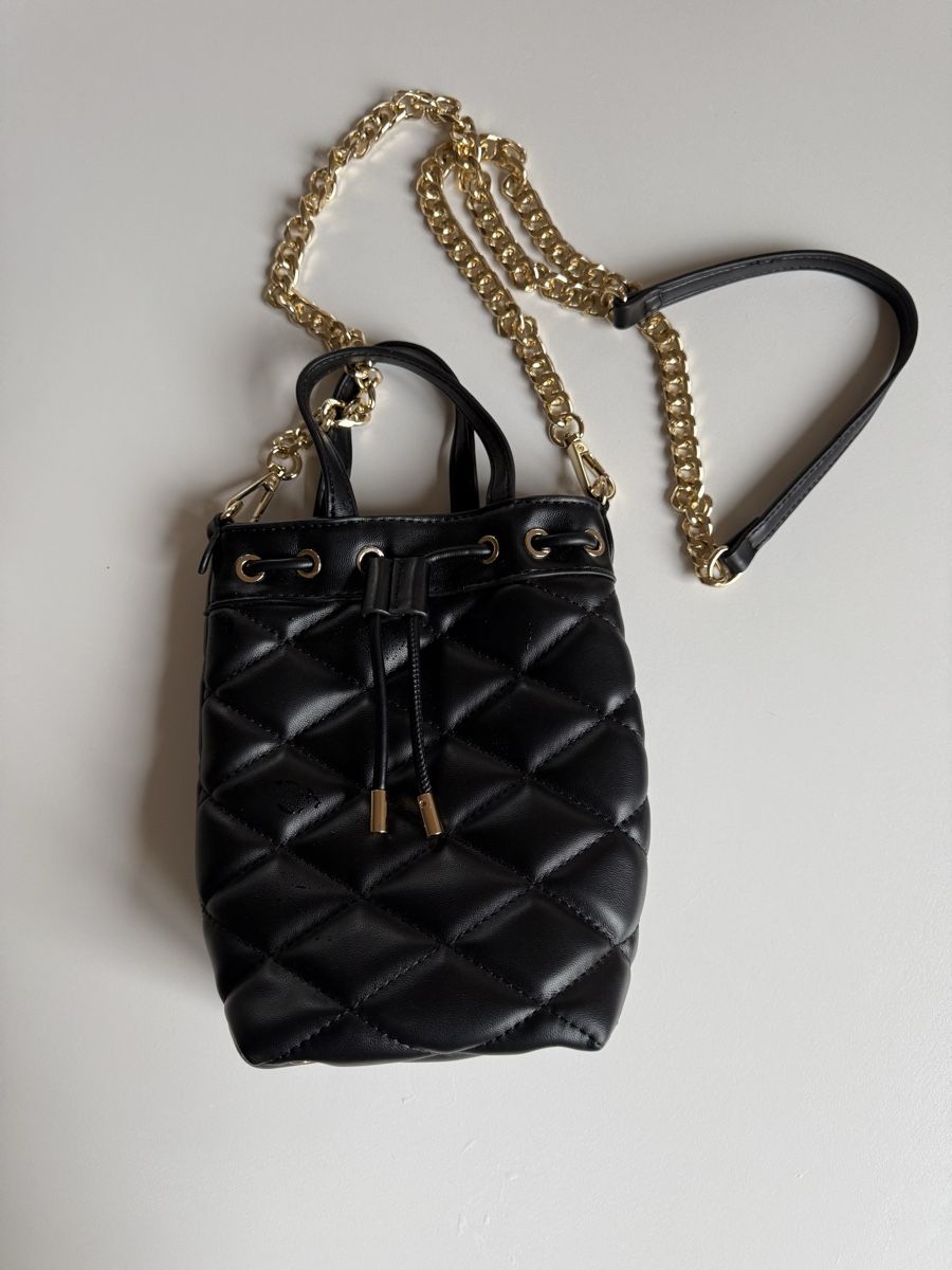 Borse da donna: Schwarze gesteppte Mini-Bucket-Bag mit goldener Kette – Nuovo (secondo la descrizione) da Zürich venduto da Vma_reuse