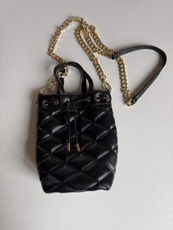 Schwarze gesteppte Mini-Bucket-Bag mit goldener Kette