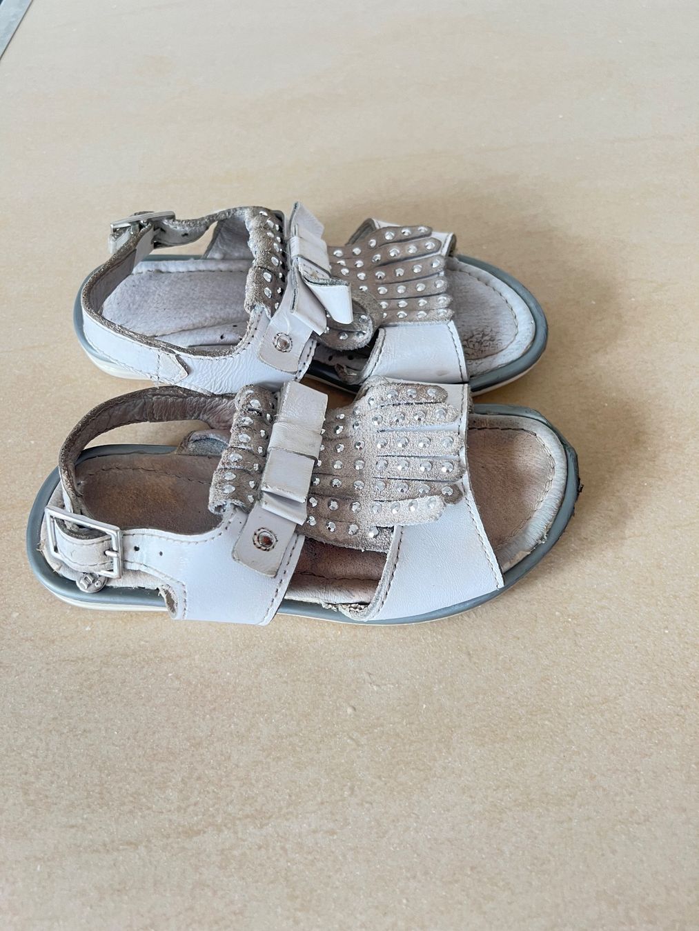 Scarpe per ragazze: Weisse Mädchen Sandalen, Grösse 27 – Usato da Zürich venduto da klily 1
