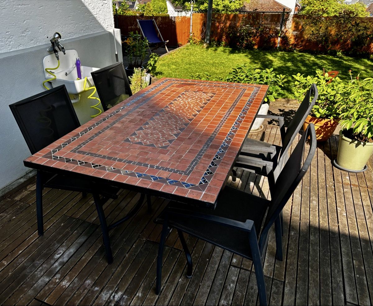 Tischset: Gartentisch mit 4 Stühlen – Mosaik-Tischplatte – Gebraucht aus Flaach von