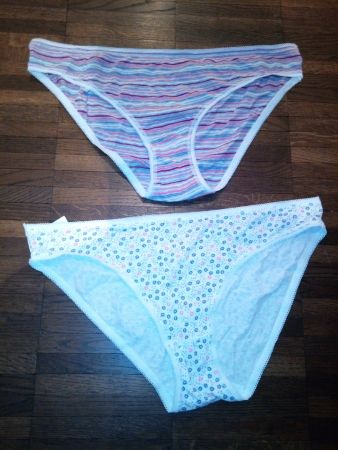 2 neue Damenslips mit verschiedenen Mustern, in L