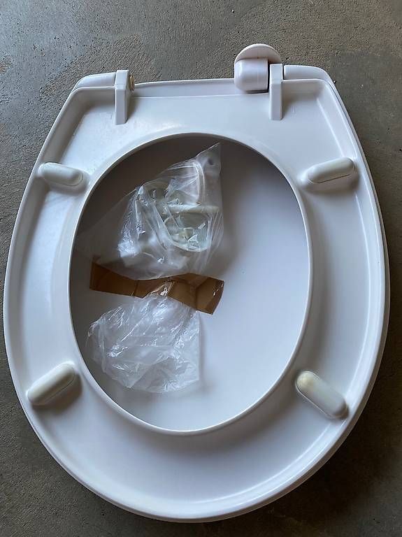 WC: WC/Toiletten Deckel und Sitz – Usato da Hinwil venduto da Hiwikeb 1