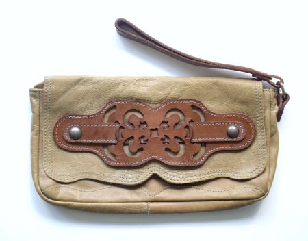 BEKALOO Coole Leder Clutch olive Handtasche mit Bändel Band