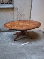 Schöner Salontisch aus Holz, oval mit Intarsien