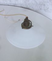 Alte Lampe aus Opalglas