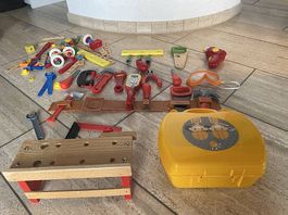 Werkbank mit Werkzeugen, Koffer und Gurt
