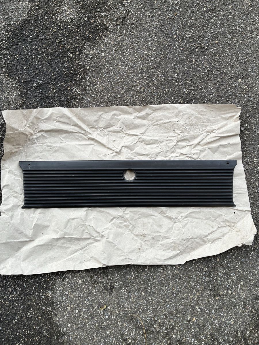 BMW Tutti pezzi di ricambio auto: E21 Heckblende – Usato da Grenchen venduto da Netii10
