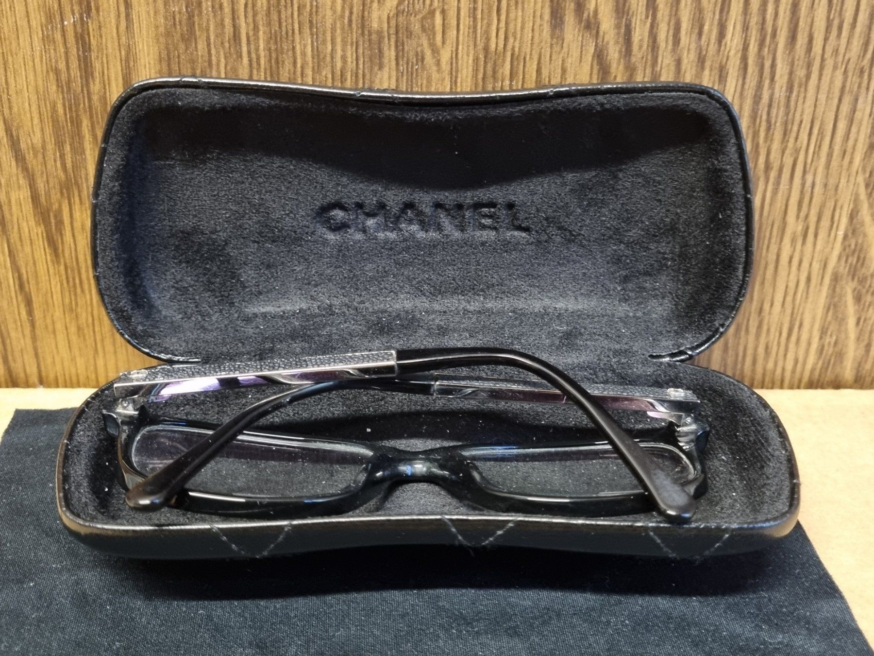 Chanel Occhiali & Lenti: Chanel Brille mit Etui Schwarz – Usato da Schaffhausen venduto da Leveron13 7