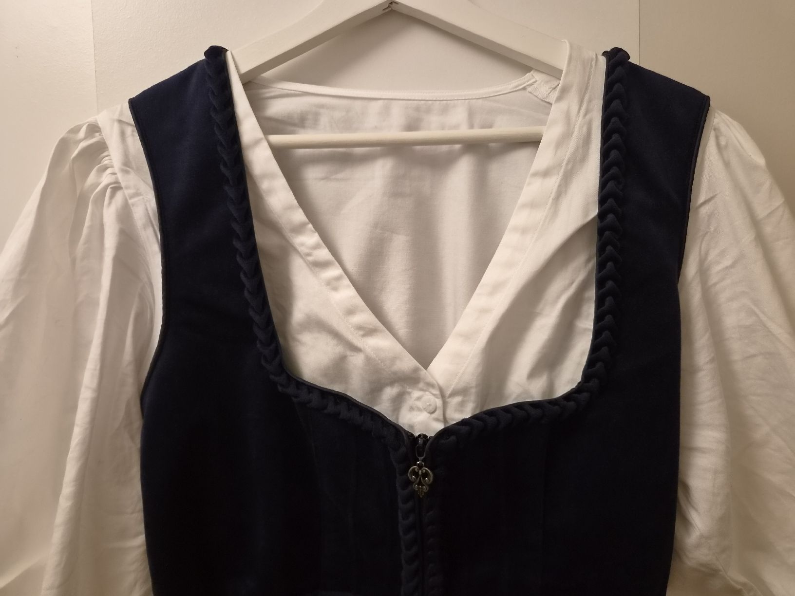 Kleider: Dirndl Grösse 44 mit Bluse  – Gebraucht aus Luzern von val_yps9 3